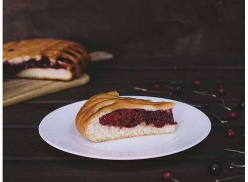 Пирог сладкий, с клубникой, 0,5 кг.