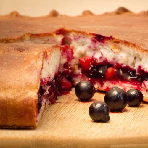 Пирог со смородиной и яблоками