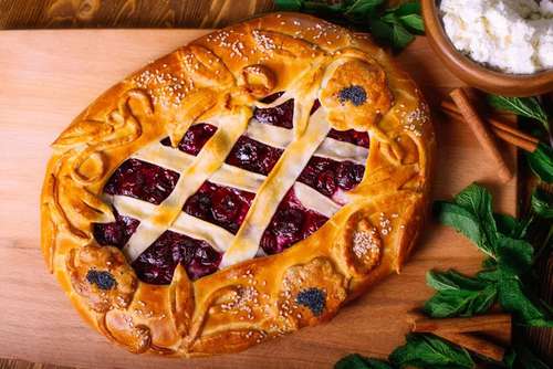 Пирог с творогом и вишней