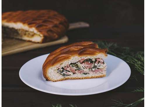 Пирог сытный, с колбасой и сыром, 0,5 кг.