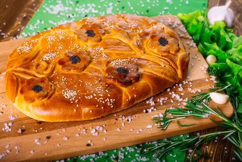 Пирог с кетой и луком