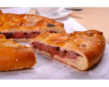 Русский пирог с клубникой и яблоками