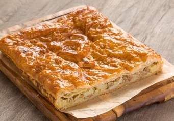 Пирог слоеный с курицей и картошкой