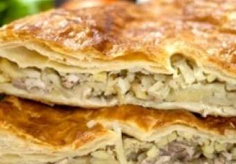 Пирог слоеный с рубленой свининой и картофелем