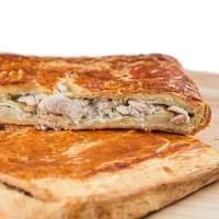 Слоеный пирог с курицей, картофелем и грибами 2000 г.