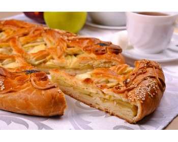 Русский пирог с яблоком и корицей