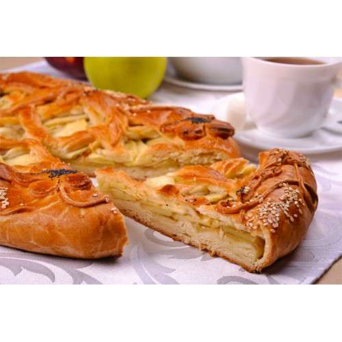 Сладкий пирог с яблоком и корицей