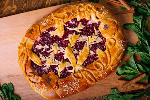 Пирог с творогом и брусникой