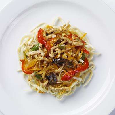 Яичная лапша со свининой, овощами и кисло сладким соусом 290 гр.