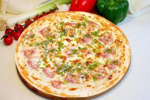 Пицца с яйцом и зеленью