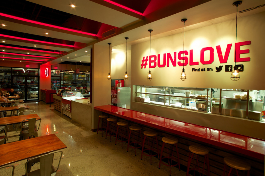 Привлекательный интерьер заведения Buns Burger в США